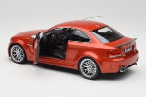 BMW 1M Coupe E82 Sakhir Orange Metallic Minichamps 1:18 110020020 Kov – obrázok 5 z 8