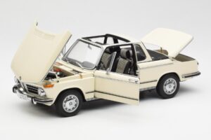 BMW 2002 Baur Kabriolet E10 Chamonix Biely AUTOart 1:18 70532 Kov – obrázok 2 z 8