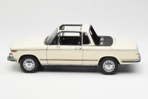 BMW 2002 Baur Kabriolet E10 Chamonix Biely AUTOart 1:18 70532 Kov – obrázok 4 z 8