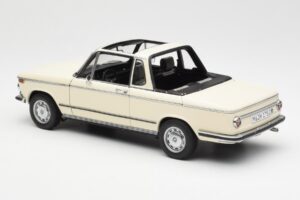 BMW 2002 Baur Kabriolet E10 Chamonix Biely AUTOart 1:18 70532 Kov – obrázok 7 z 8