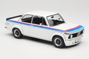 BMW 2002 E10 Turbo Biely MCG 1:18 MCG18408R Kov – obrázok 4 z 6