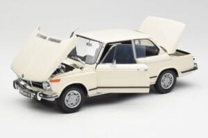 BMW 2002 Biely Kyosho 1:18 08541W Kov – obrázok 2 z 8
