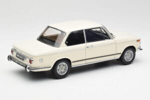 BMW 2002 Biely Kyosho 1:18 08541W Kov – obrázok 3 z 8
