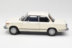 BMW 2002 Biely Kyosho 1:18 08541W Kov – obrázok 4 z 8