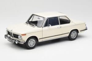 BMW 2002 Biely Kyosho 1:18 08541W Kov