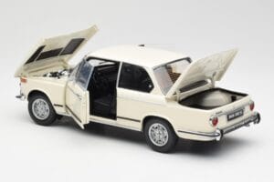 BMW 2002 Biely Kyosho 1:18 08541W Kov – obrázok 5 z 8