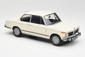 BMW 2002 Biely Kyosho 1:18 08541W Kov – obrázok 6 z 8