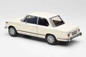 BMW 2002 Biely Kyosho 1:18 08541W Kov – obrázok 7 z 8