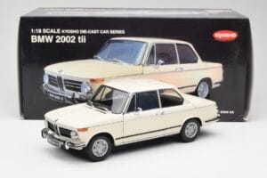 BMW 2002 Biely Kyosho 1:18 08541W Kov – obrázok 8 z 8