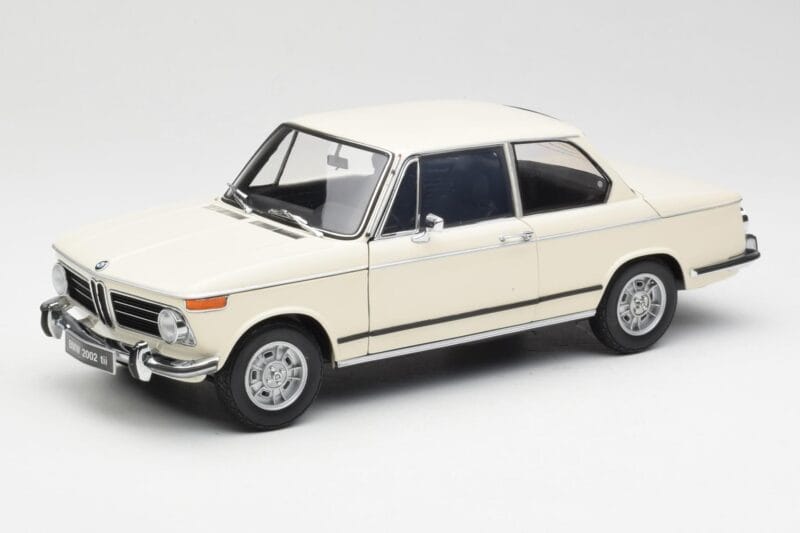 BMW 2002 Biely Kyosho 1:18 08541W Kov