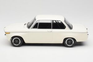 BMW 2002 Biely Plain Body Version Minichamps 1:18 155702600 Kov – obrázok 3 z 6