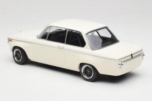 BMW 2002 Biely Plain Body Version Minichamps 1:18 155702600 Kov – obrázok 5 z 6