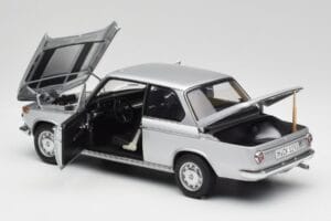 BMW 2002tii Strieborný AUTOart 1:18 80430151479 Kov – obrázok 5 z 8