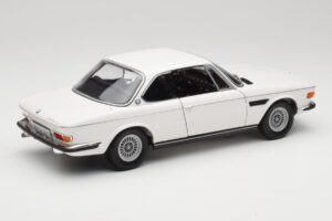 BMW 3.0 CSi E9 Biely Minichamps 1:18 180029026 Kov – obrázok 3 z 8