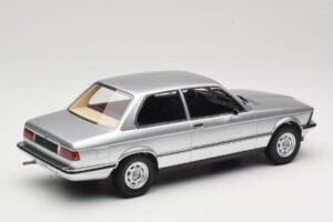 BMW 320 E21 Strieborný Minichamps 1:18 107024200 Živica – obrázok 2 z 6