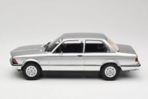 BMW 320 E21 Strieborný Minichamps 1:18 107024200 Živica – obrázok 3 z 6