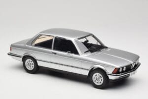 BMW 320 E21 Strieborný Minichamps 1:18 107024200 Živica – obrázok 4 z 6