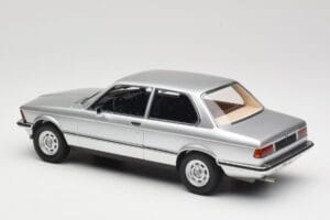 BMW 320 E21 Strieborný Minichamps 1:18 107024200 Živica – obrázok 5 z 6