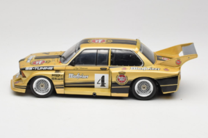 BMW 320i #4 Warsteiner J. Obermoser DRM 1977 Minichamps 1:18 180772105-R1 Kov – obrázok 4 z 8