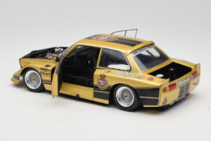 BMW 320i #4 Warsteiner J. Obermoser DRM 1977 Minichamps 1:18 180772105-R1 Kov – obrázok 5 z 8