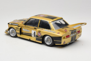 BMW 320i #4 Warsteiner J. Obermoser DRM 1977 Minichamps 1:18 180772105-R1 Kov – obrázok 7 z 8