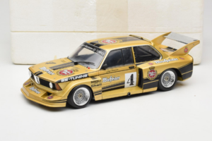 BMW 320i #4 Warsteiner J. Obermoser DRM 1977 Minichamps 1:18 180772105-R1 Kov – obrázok 8 z 8