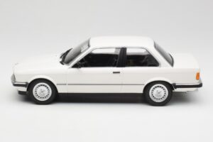 BMW 323i E21 Biely Minichamps 1:18 155026005 Kov – obrázok 3 z 6
