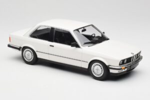 BMW 323i E21 Biely Minichamps 1:18 155026005 Kov – obrázok 4 z 6