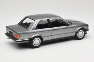BMW 323i E30 Grey Metallic Minichamps 1:18 155026006 Kov – obrázok 2 z 6