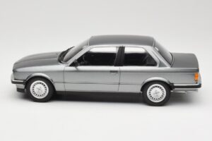 BMW 323i E30 Grey Metallic Minichamps 1:18 155026006 Kov – obrázok 3 z 6