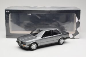 BMW 323i E30 Grey Metallic Minichamps 1:18 155026006 Kov – obrázok 6 z 6