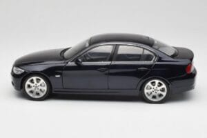 BMW 330i E46 Čierny Kyosho 1:18 08731RB Kov – obrázok 4 z 8