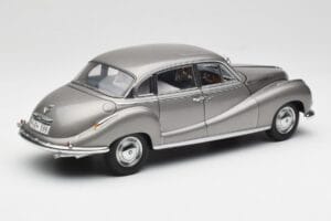 BMW 502 2.6 Luxus Silver Beige Metallic AUTOart 1:18 70591 Kov – obrázok 3 z 8