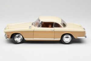 BMW 503 Béžový Revell 1:18 8832 Kov – obrázok 4 z 8
