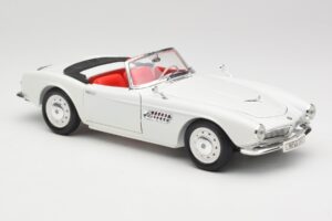 BMW 507 Touring Sport Feather White Revell 1:18 8810 Kov – obrázok 6 z 8