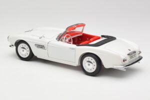 BMW 507 Touring Sport Feather White Revell 1:18 8810 Kov – obrázok 7 z 8