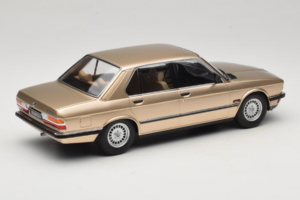 BMW 520i E28 Gold Metallic IXO 1:18 18CMC184 Kov – obrázok 2 z 6