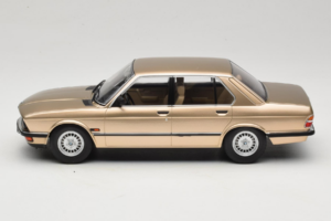 BMW 520i E28 Gold Metallic IXO 1:18 18CMC184 Kov – obrázok 3 z 6