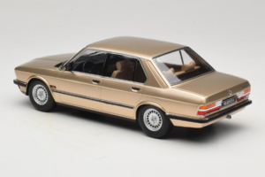 BMW 520i E28 Gold Metallic IXO 1:18 18CMC184 Kov – obrázok 5 z 6