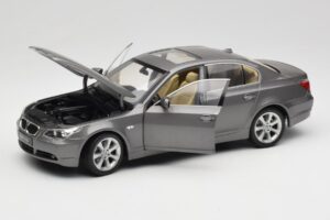 BMW 530i E60 Grey Metallic Revell 1:18 08841 Kov – obrázok 2 z 8