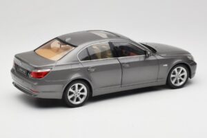 BMW 530i E60 Grey Metallic Revell 1:18 08841 Kov – obrázok 3 z 8