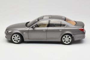 BMW 530i E60 Grey Metallic Revell 1:18 08841 Kov – obrázok 4 z 8