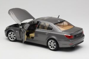 BMW 530i E60 Grey Metallic Revell 1:18 08841 Kov – obrázok 5 z 8