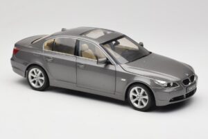 BMW 530i E60 Grey Metallic Revell 1:18 08841 Kov – obrázok 6 z 8