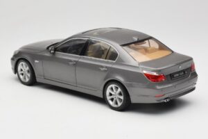 BMW 530i E60 Grey Metallic Revell 1:18 08841 Kov – obrázok 7 z 8