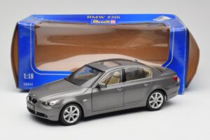 BMW 530i E60 Grey Metallic Revell 1:18 08841 Kov – obrázok 8 z 8