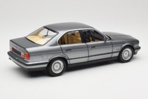BMW 535i E34 Šedý Metallic Minichamps 1:18 100024008 Kov – obrázok 3 z 8