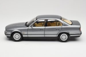 BMW 535i E34 Šedý Metallic Minichamps 1:18 100024008 Kov – obrázok 4 z 8