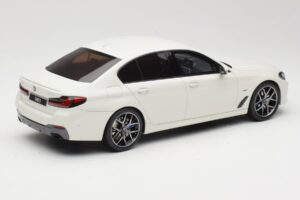 BMW 545e xDrive M-Sport G30 Biely GT Spirit 1:18 GT496 Živica – obrázok 2 z 6