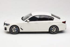 BMW 545e xDrive M-Sport G30 Biely GT Spirit 1:18 GT496 Živica – obrázok 3 z 6